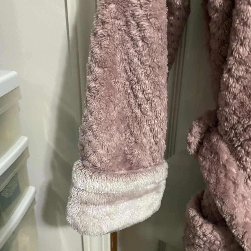 Luxurious Mauve Plush Robe - Picture 4 of 6